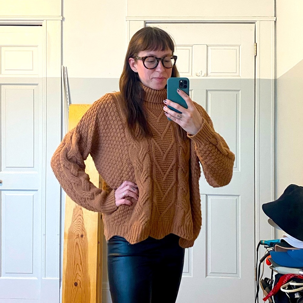 Soft pink/beige sweater with scalloped hem and turtleneck M/L